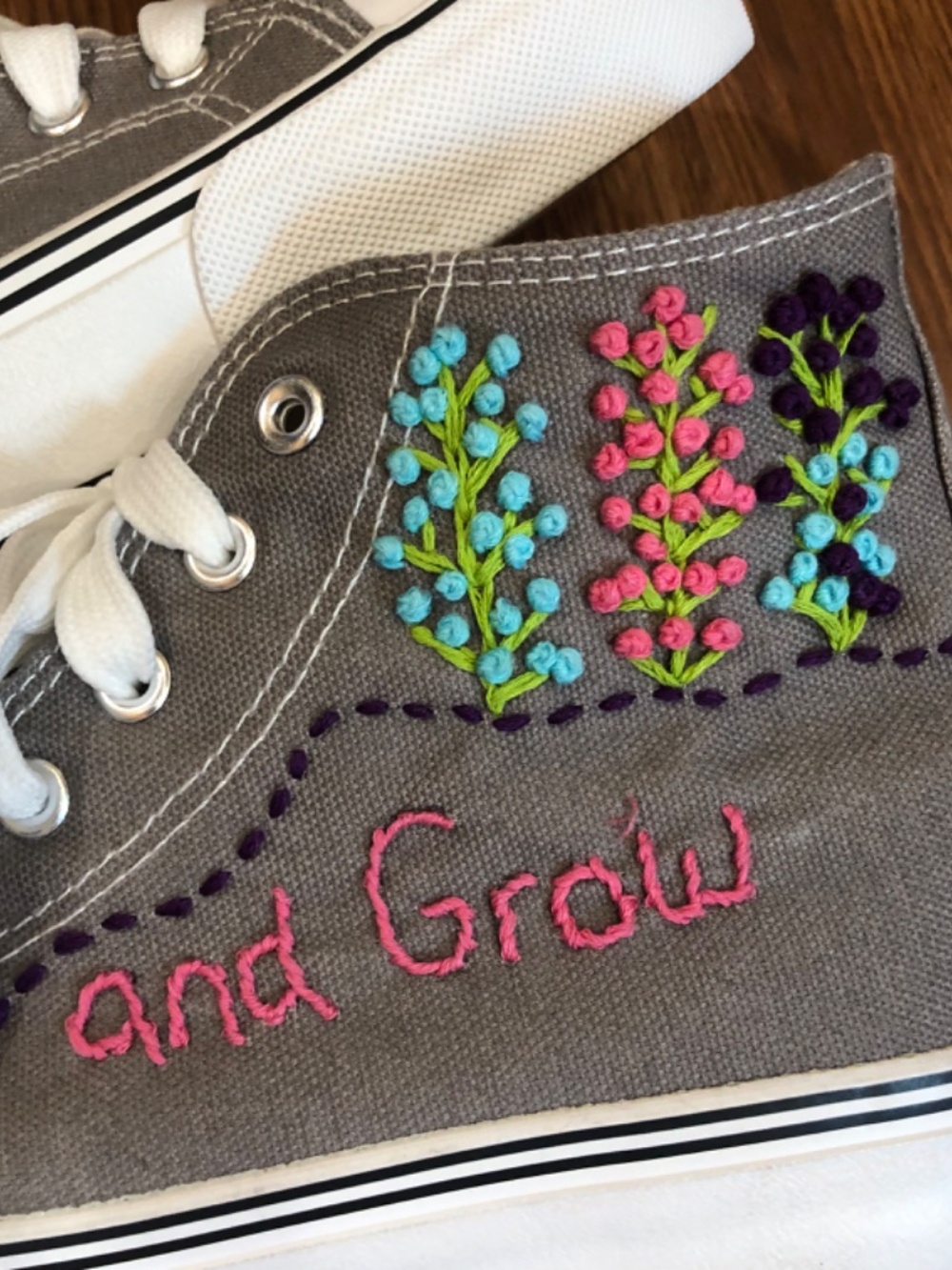 Hand Embroidered Sneakers Grey Womens Size 9 - Picture 3 of 6